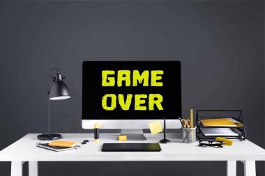 ekran, grafik tablet ve office üzerinde yazıt üzerinde oyun ile masaüstü bilgisayar işyerinde temini