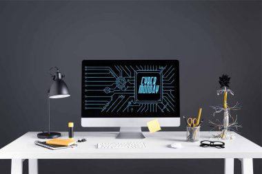 Grey masada cyber Pazartesi kitabe perde, lamba ve office ile masaüstü bilgisayar malzemeleri