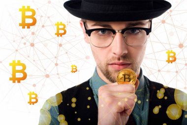 Gözlük ve şapka altın bitcoin beyaz holding adam portresi