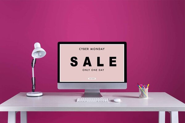 настольный компьютер с надписью на мониторе, клавиатуре, компьютерной мыши и офисных принадлежностях на столе
