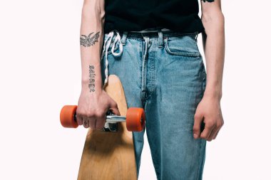 Adamın beyaz izole longboard tutan kot kırpılmış görünümü