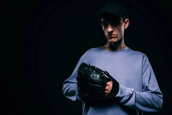 Stilig Ung Man Med Baseball Handske Isolerade Svart — Gratis stockfoto