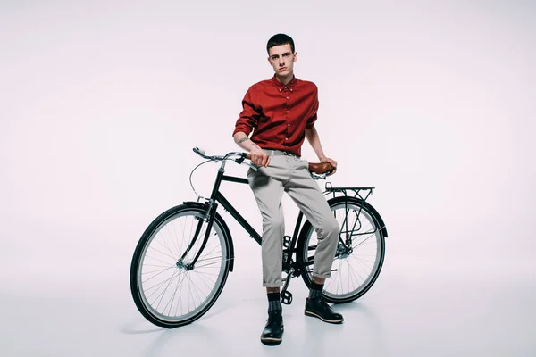 Hipster Ciclista Masculino Inclinado Sua Bicicleta Fundo Branco — Fotografia de Stock