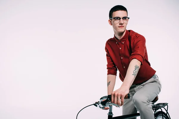 Hipster Αρσενικό Ποδηλάτης Ιππασίας Ποδήλατό Του Απομονωθεί Λευκό — Δωρεάν Φωτογραφία
