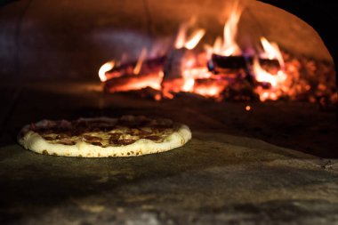 İtalyan pizza restoran tuğla fırında pişirme görünümünü kapat