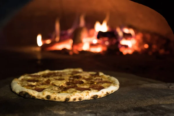レストランれんが造りのオーブンで焼くイタリアンピザのクローズ アップ表示 — ストック写真