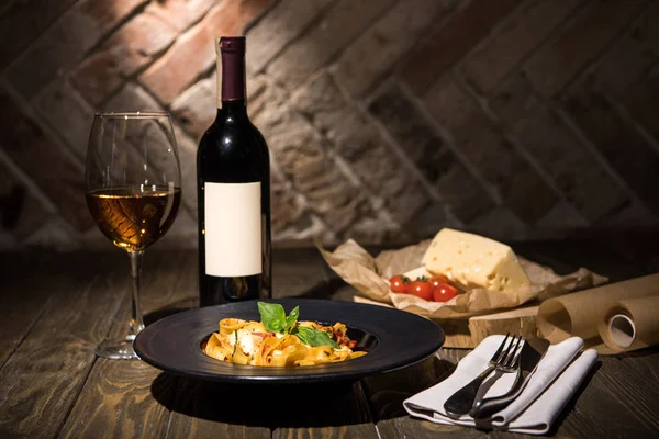 Vista Perto Fettuccine Italiano Massas Vinho Queijo Tomate Cereja Mesa — Fotografia de Stock