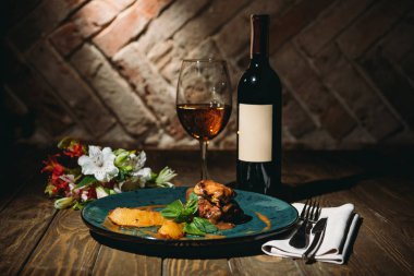 fesleğen yaprağı, kadeh şarap ve çatal bıçak takımı ile İtalyan çanak görünümü ahşap yüzeyine kadar kapatın