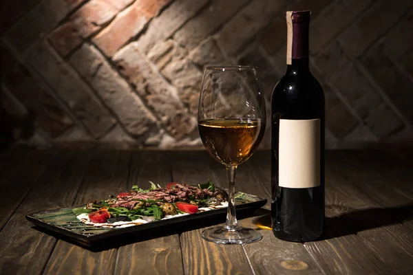 Vista Perto Salada Italiana Com Garrafa Copo Vinho Mesa Madeira — Fotografia de Stock