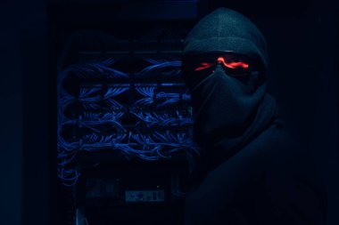 hacker gözlük ve kameraya kablolar ile arka plan üzerinde seyir maskesi gizlenmiş görünümü