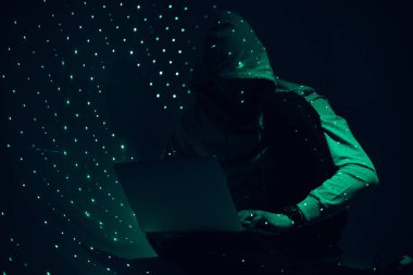 dizüstü bilgisayar kullanarak hoodie hacker silüeti tonda resmi