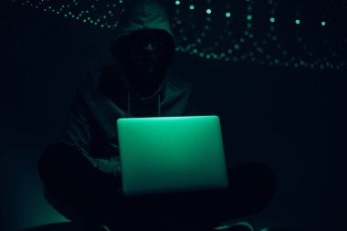 dizüstü bilgisayar kullanarak hoodie hacker silüeti tonda resmi