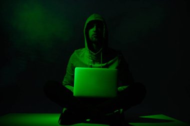 hacker hoodie ile laptop'ı tonda resmi