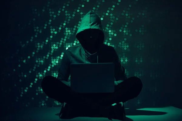 Tónovaný Obrázek Silueta Hacker Hoodie Pomocí Přenosného Počítače — Stock fotografie