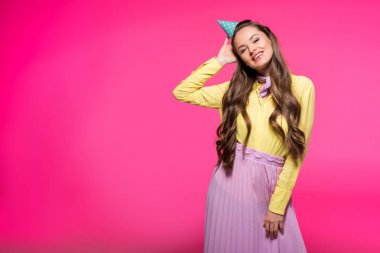 pink izole parti şapkası ile gülümseyen çekici kadın