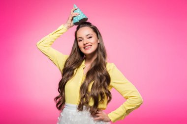 Pink izole parti şapkası giyen çekici kadın