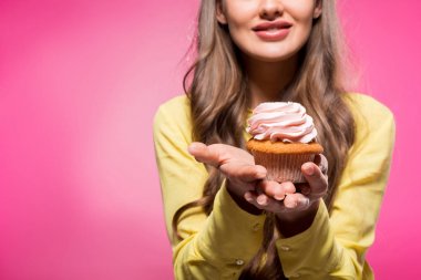 pink izole cupcake tutarak kadının kırpılmış görüntü