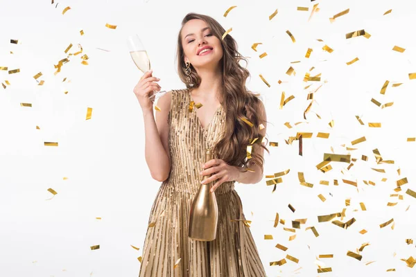 Sorrindo Atraente Mulher Com Champanhe Sob Queda Confete Isolado Branco — Fotografia de Stock