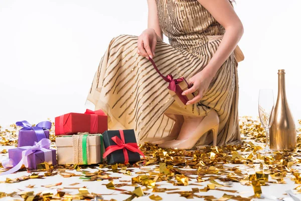 Abgeschnittenes Bild Einer Frau Die Geschenkschachtel Auf Dem Boden Öffnet — Stockfoto