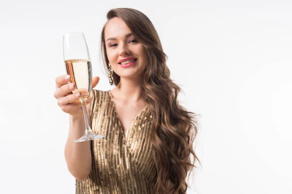 Attrayant Femme Montrant Verre Champagne Isolé Sur Blanc — Photo