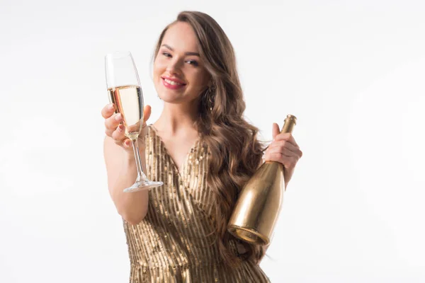 微笑的迷人的妇女站在瓶子和玻璃杯香槟隔离白色 — 图库照片