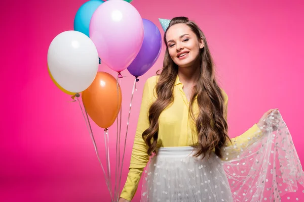 Attraktive Frau Mit Partyhut Und Luftballons Auf Rosa — Stockfoto