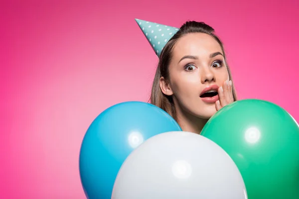 Mulher Atraente Chocado Com Chapéu Festa Balões Isolados Rosa — Fotografia de Stock