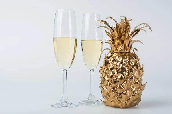 Glasses Champagne Golden Pineapple White — Stock Photo, Image
