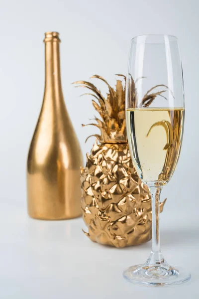 Golden Bottle Champagne Pineapple Glasses White — Stock Photo, Image