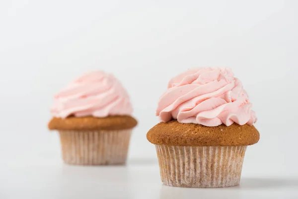 Zwei Leckere Gekochte Rosa Cupcakes Auf Weiß — Stockfoto
