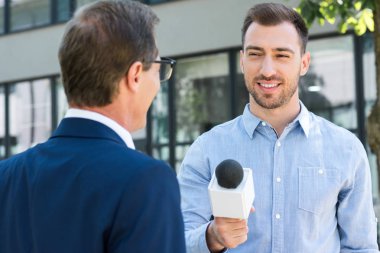 profesyonel haber muhabiri görüşme başarılı iş adamı mikrofon ile