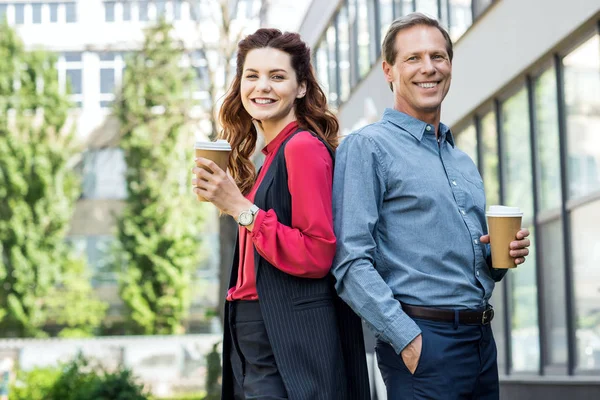 Lächelnde Geschäftsfrau Und Reifer Geschäftsmann Mit Coffee — kostenloses Stockfoto