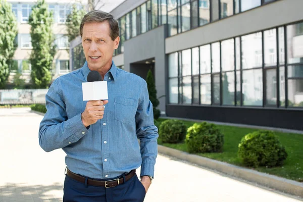 Professionelle Reife Nachrichtenreporter Gespräch Mit Mikrofon — Stockfoto