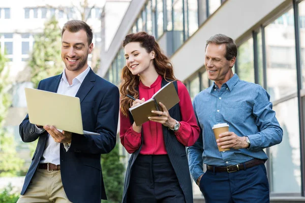 Equipo Negocios Sonriente Con Taza Café Desechable Trabajando Junto Con — Foto de Stock