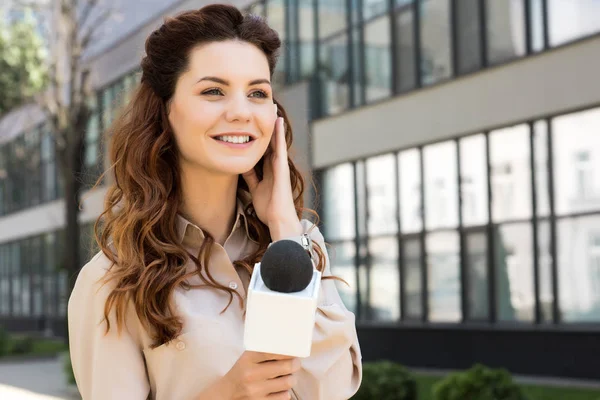 Gyönyörű Anchorwoman Véve Interjú Mikrofonnal — Stock Fotó
