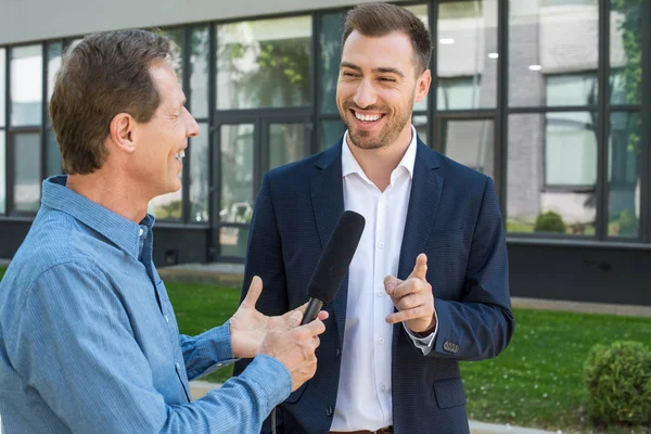 Professionell Mogen Journalist Intervjuar Offentliga Glada Affärsman — Stockfoto