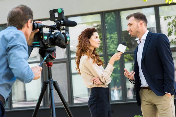 Professioneller Kameramann Und Journalist Interviewt Geschäftsmann Der Nähe Von Bürogebäuden — Stockfoto