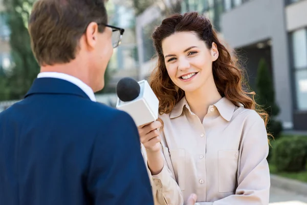 Mosolygó Anchorwoman Interjúk Szakmai Üzletember Mikrofonnal — Stock Fotó