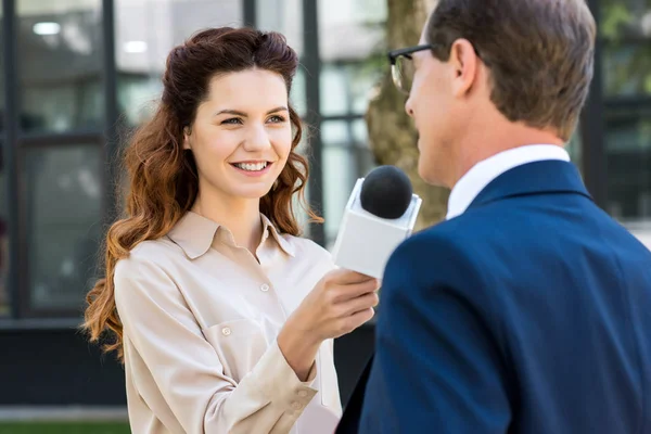 Beau Journaliste Nouvelles Avec Microphone Interviewant Homme Affaires — Photo