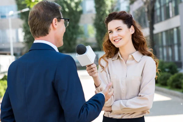 Sorridente Jornalista Sexo Feminino Tendo Entrevista Com Empresário — Fotografia de Stock