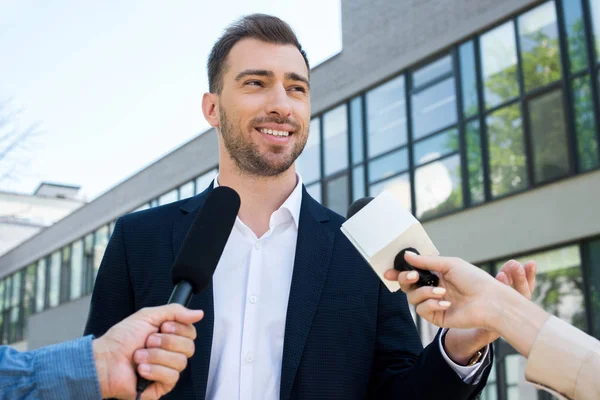 Dois Jornalistas Entrevistando Empresário Sucesso Com Microfones — Fotografia de Stock