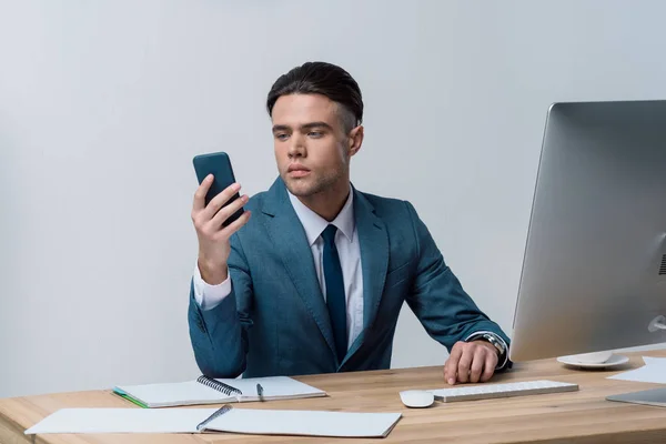 Jeune homme d'affaires utilisant un smartphone — Photo de stock