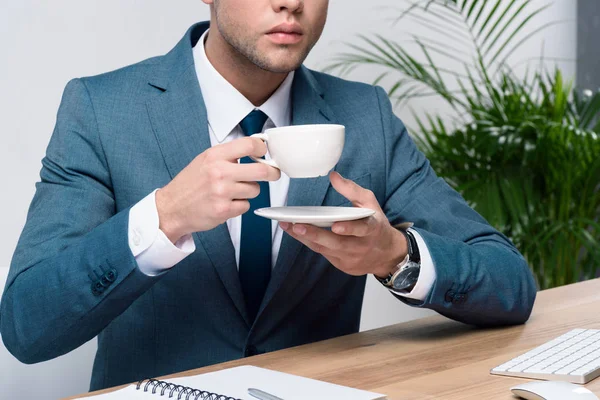 Молодий бізнесмен п'є каву — стокове фото