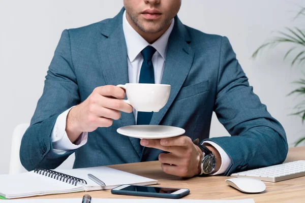 Giovane uomo d'affari bere caffè — Foto stock