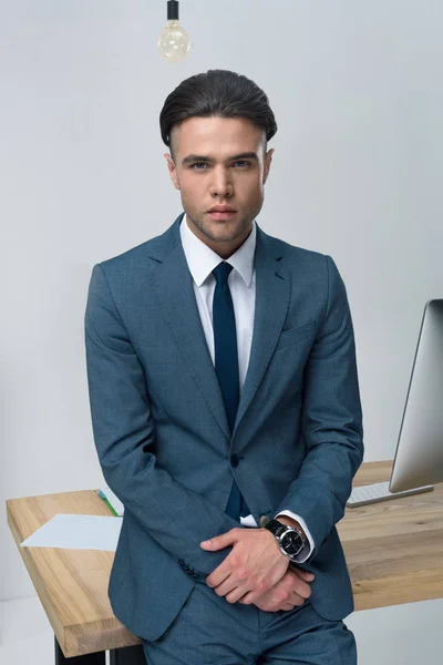 Guapo elegante hombre de negocios - foto de stock