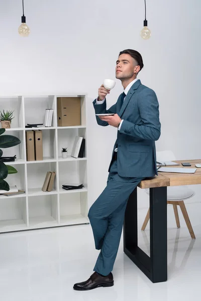 Young businessman drinking coffee — Stock Photo