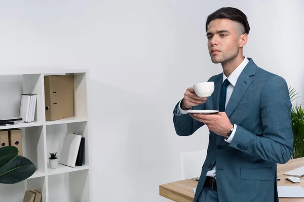 Giovane uomo d'affari bere caffè — Foto stock