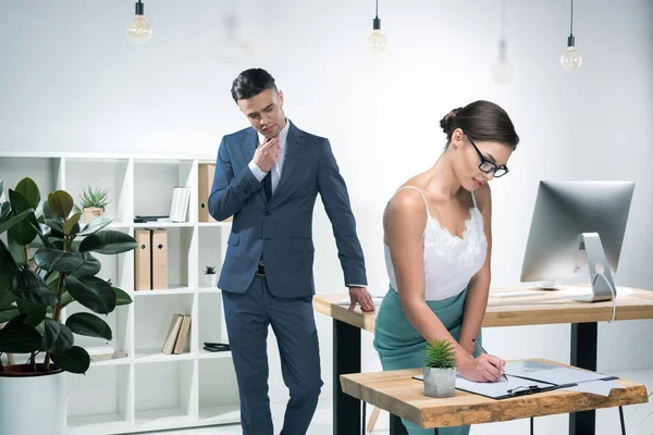 Colegas de negócios flertando no escritório — Fotografia de Stock