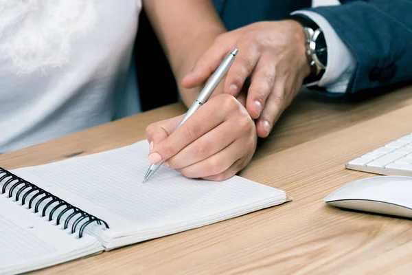 Geschäftskollegen flirten im Büro — Stockfoto