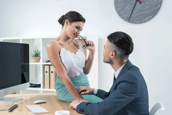 Secretaria sexy seducir jefe en el lugar de trabajo - foto de stock